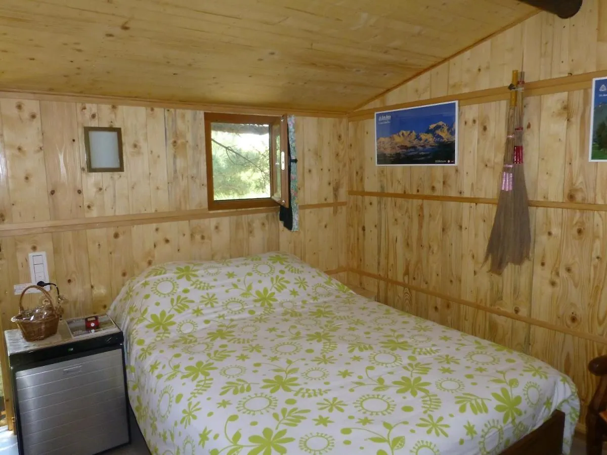 CABANE perchée dans les arbres et terrasse ensoleillée Robion