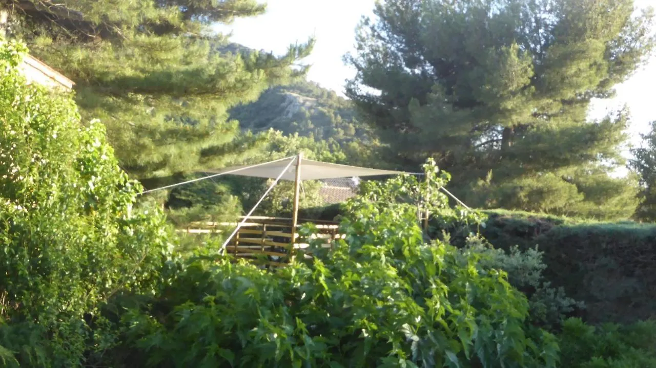 Appartement CABANE perchée dans les arbres et terrasse ensoleillée Robion